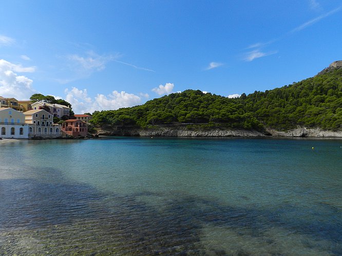 Der 'Hafen' von Assos auf Kefalonia dient gleichzeitig als Stadtstrand