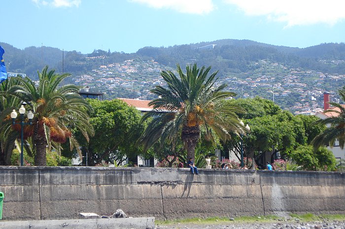 Blick vom Strand auf Funchal